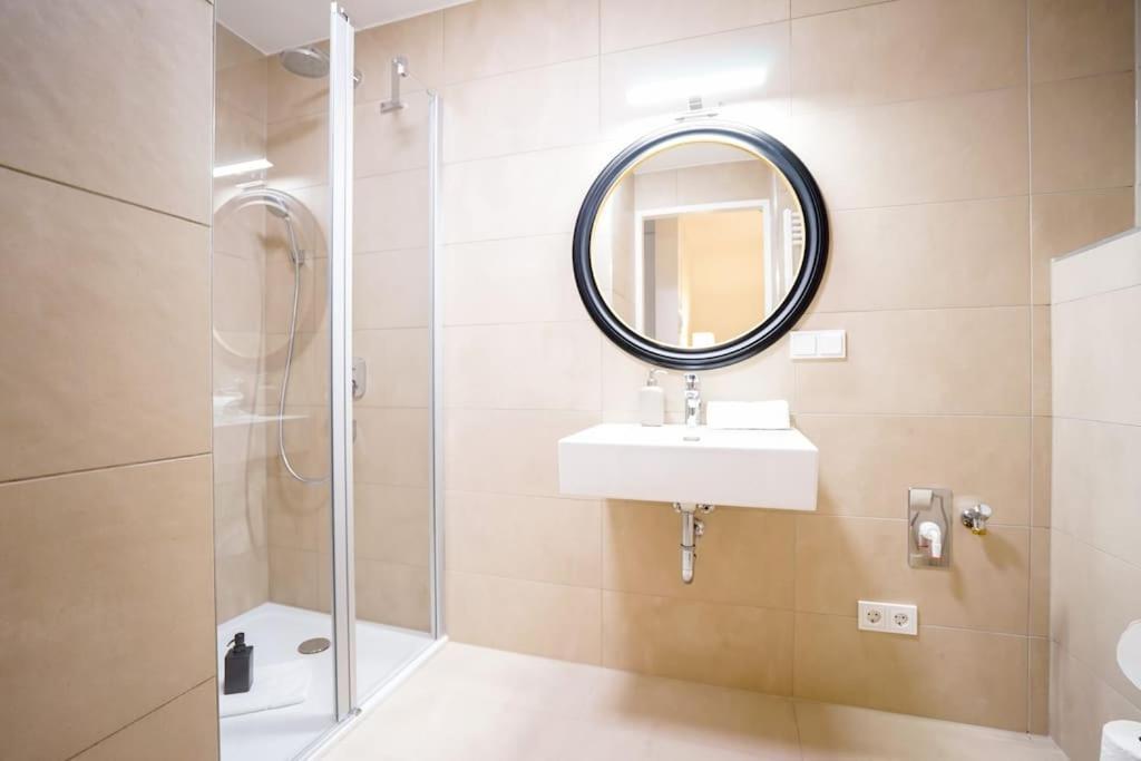 וינה Executive Suite W/ Rooftop Pool מראה חיצוני תמונה